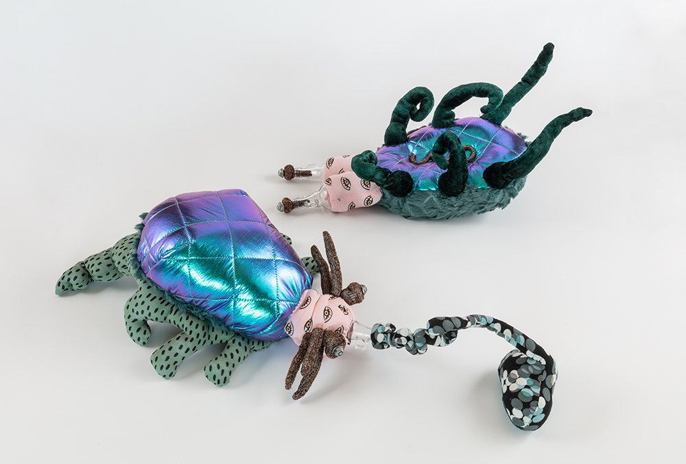 Zünsler, textiles Objekt von Julia Arztmann